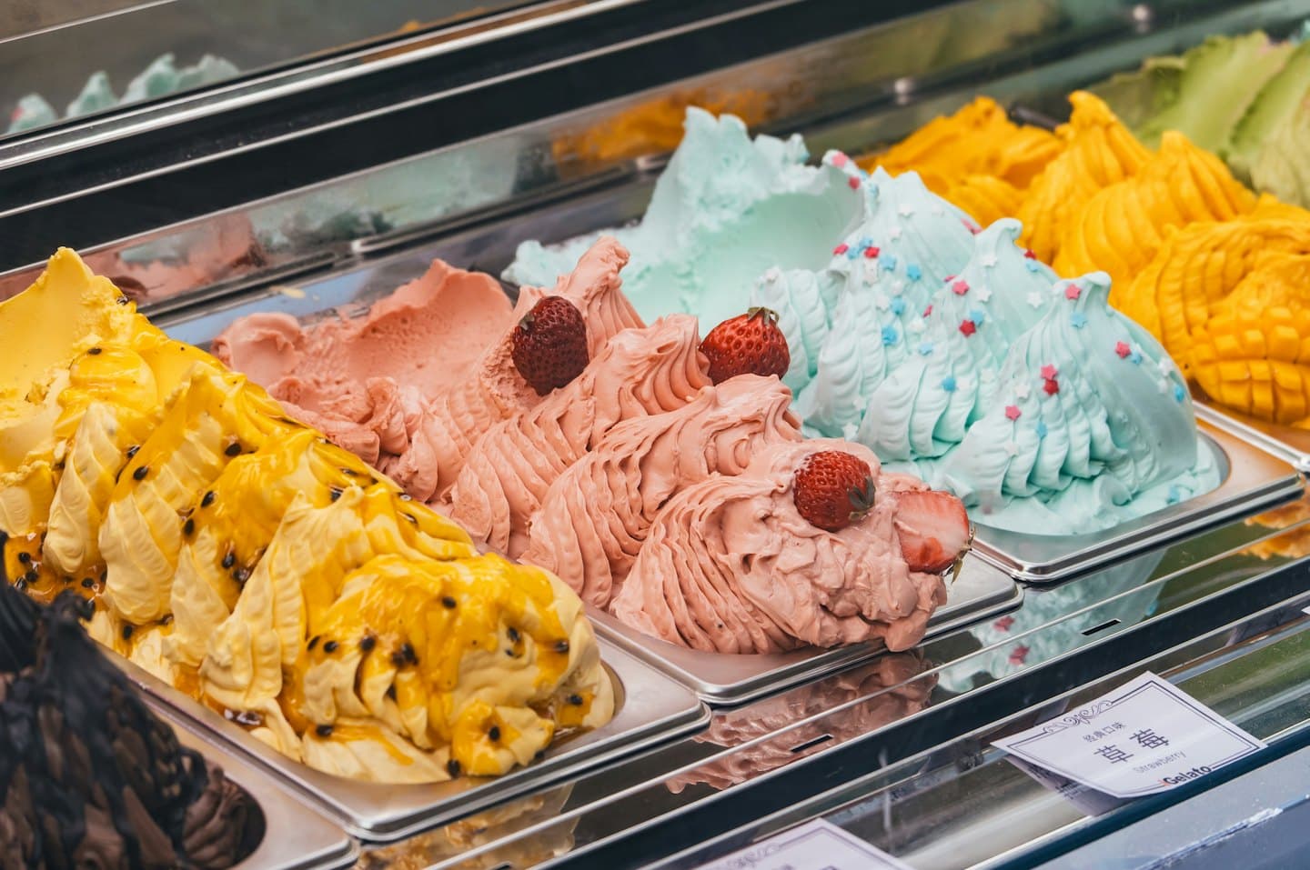 Gusti di gelato artigianale in una vetrina refrigerata.