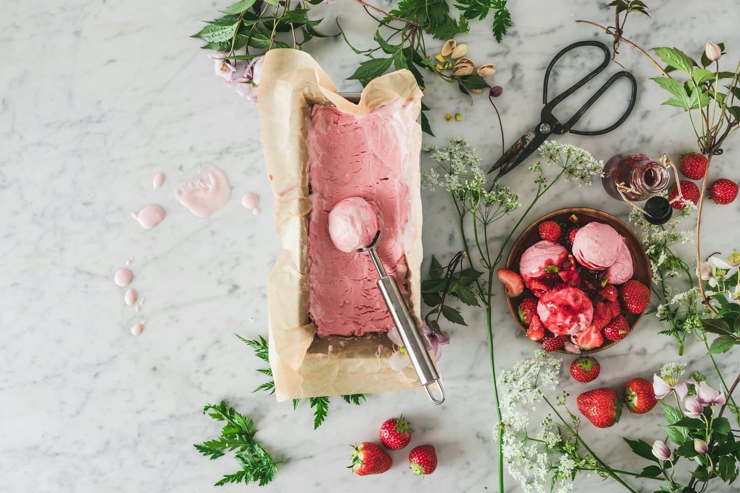 Gelato alla fragola fatto in casa servito in una coppetta.